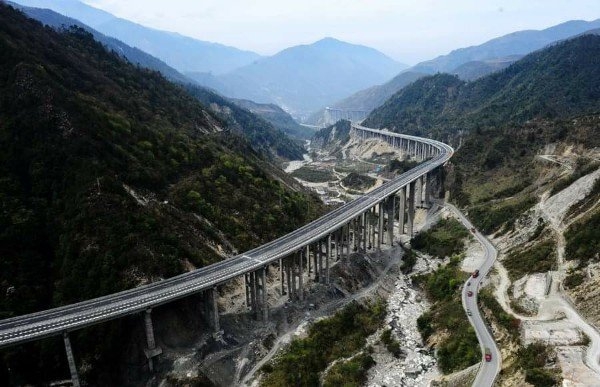 “Thiên lộ trên mây” tốn hơn 80.000 tỷ đồng ở Trung Quốc: Dài 240km, mất 5 năm để xây dựng, tựa rồng uốn lượn qua núi - Ảnh 3.