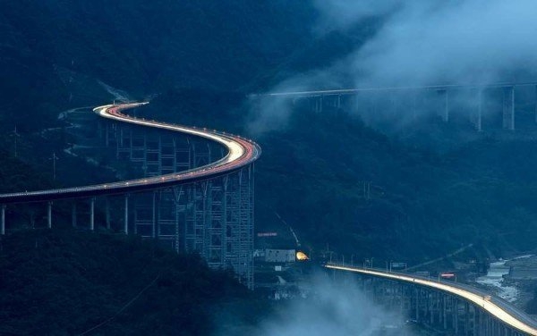“Thiên lộ trên mây” tốn hơn 80.000 tỷ đồng ở Trung Quốc: Dài 240km, mất 5 năm để xây dựng, tựa rồng uốn lượn qua núi - Ảnh 4.