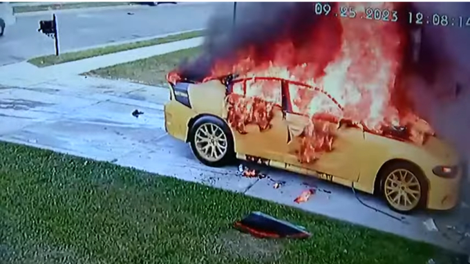 Vừa lên xe đã làm 1 việc sai lầm khiến xe nổ tung, cháy lan sang cả nhà - Ảnh 1.