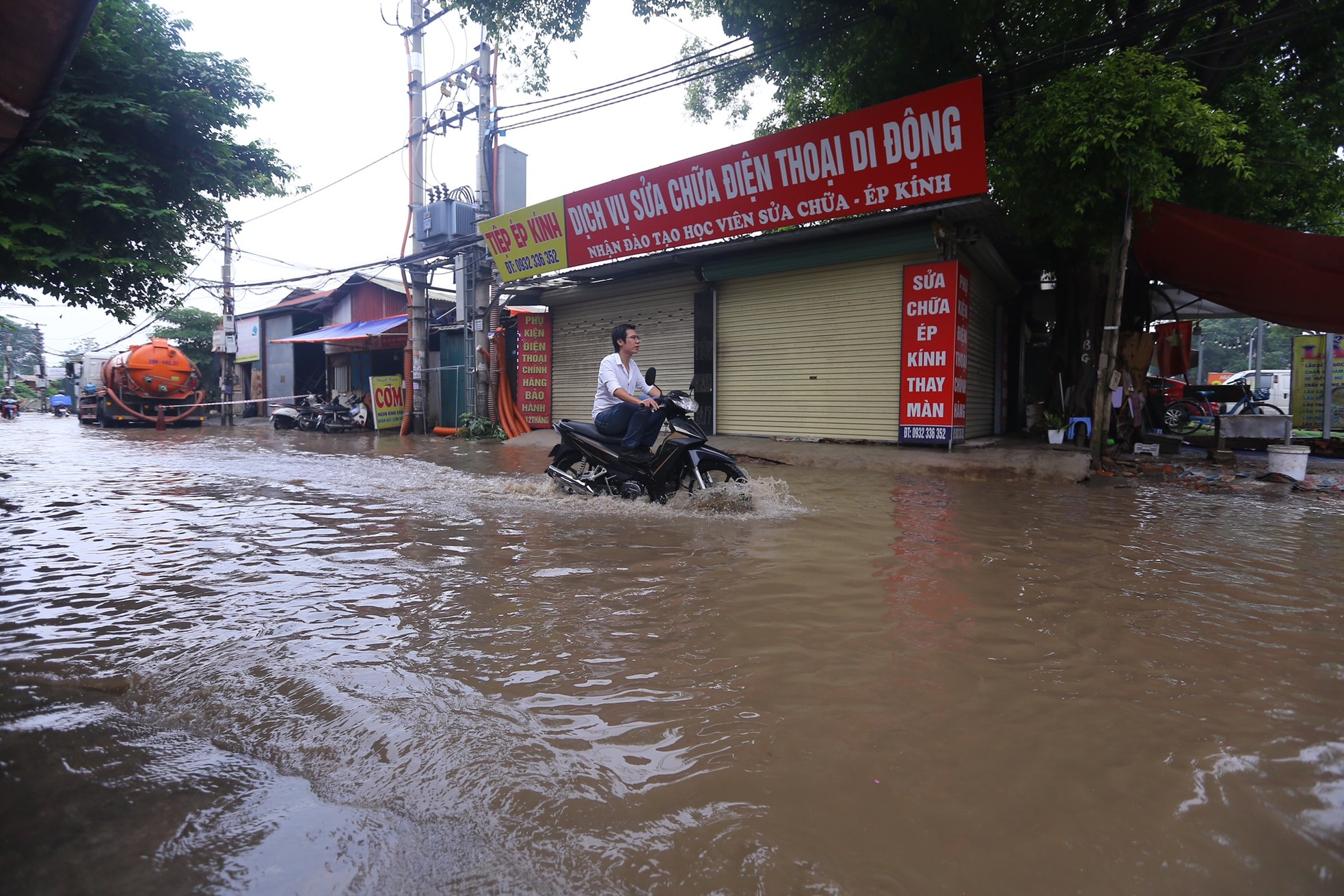 Một con phố ở Thủ đô vẫn chìm trong 'biển nước' sau một ngày mưa lớn - Ảnh 8.