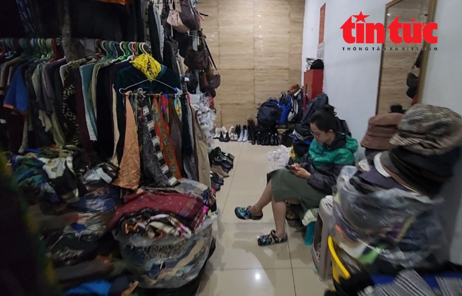 'Kỳ lạ' chợ trung tâm Hà Nội chỉ thấy người bán, không thấy người mua - Ảnh 10.