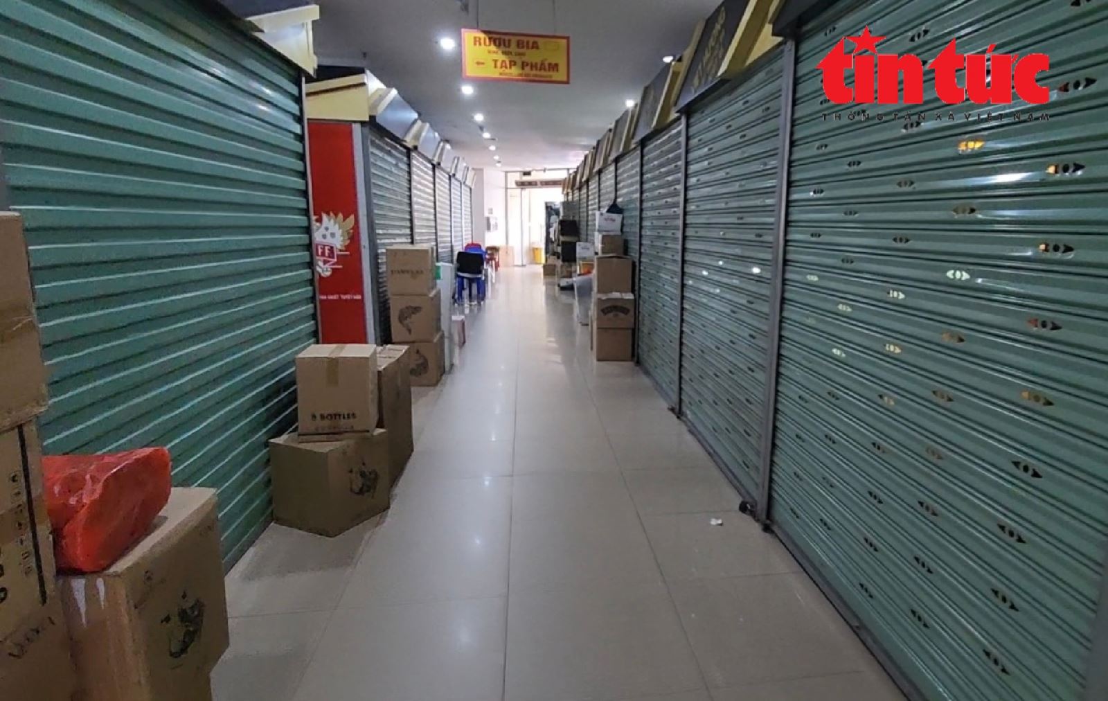 'Kỳ lạ' chợ trung tâm Hà Nội chỉ thấy người bán, không thấy người mua - Ảnh 12.