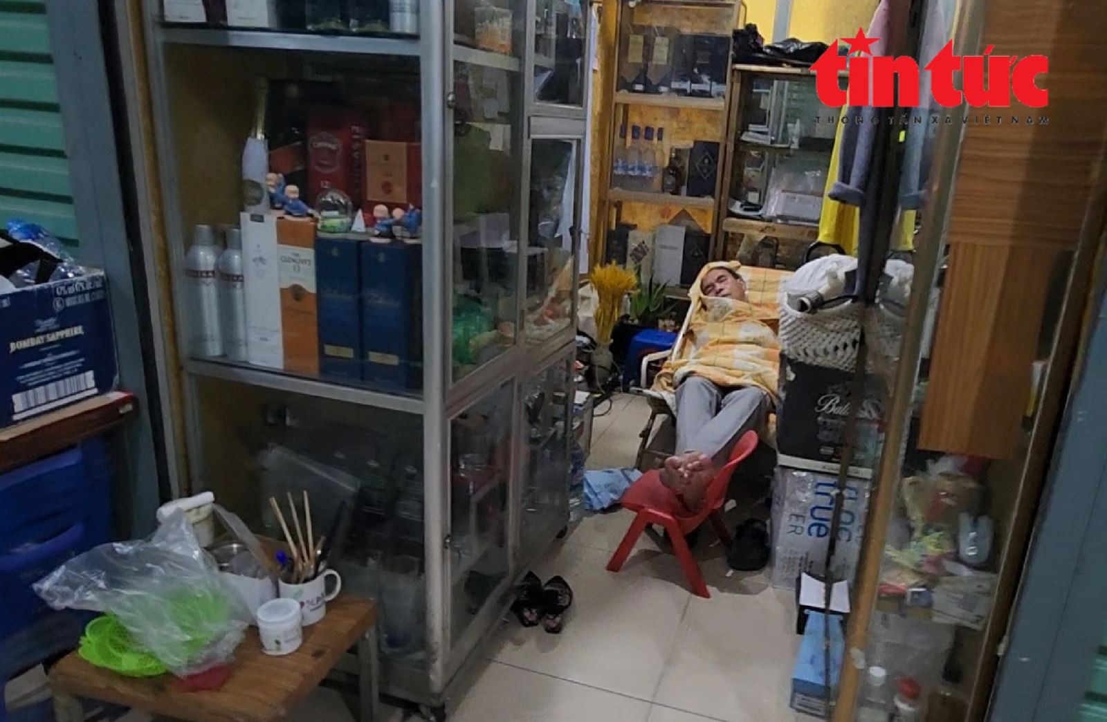 'Kỳ lạ' chợ trung tâm Hà Nội chỉ thấy người bán, không thấy người mua - Ảnh 13.