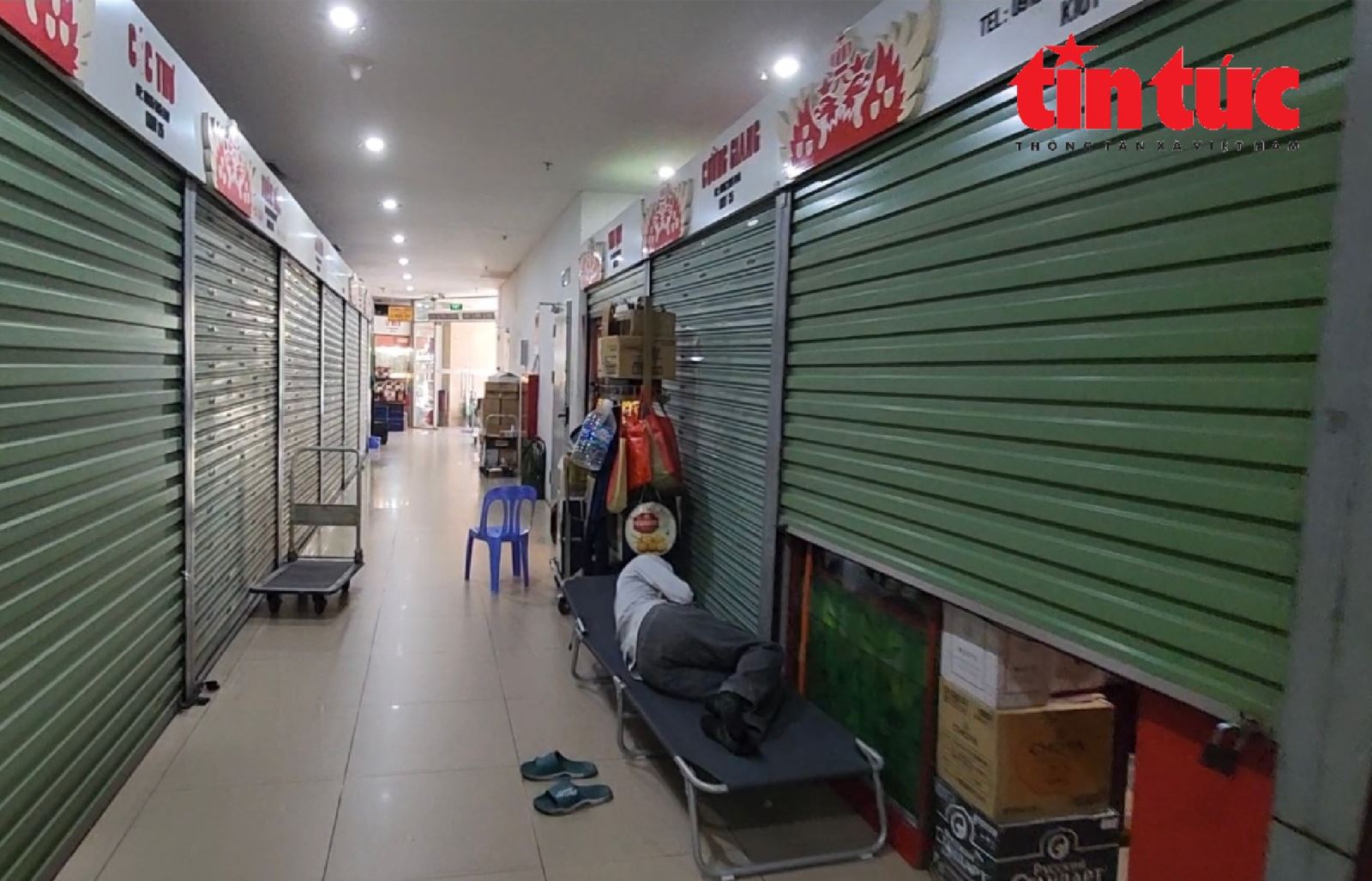 'Kỳ lạ' chợ trung tâm Hà Nội chỉ thấy người bán, không thấy người mua - Ảnh 14.