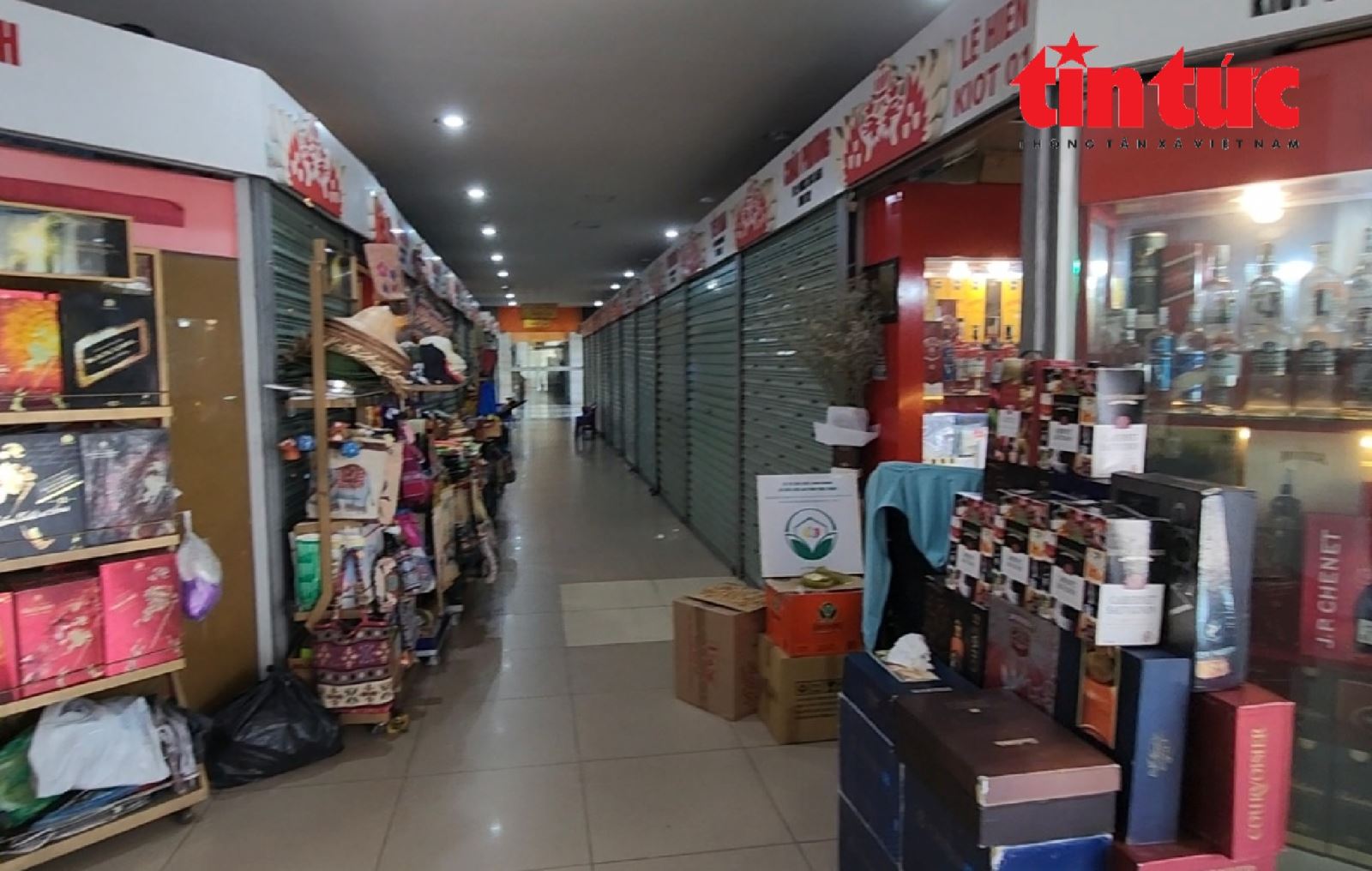 'Kỳ lạ' chợ trung tâm Hà Nội chỉ thấy người bán, không thấy người mua - Ảnh 15.