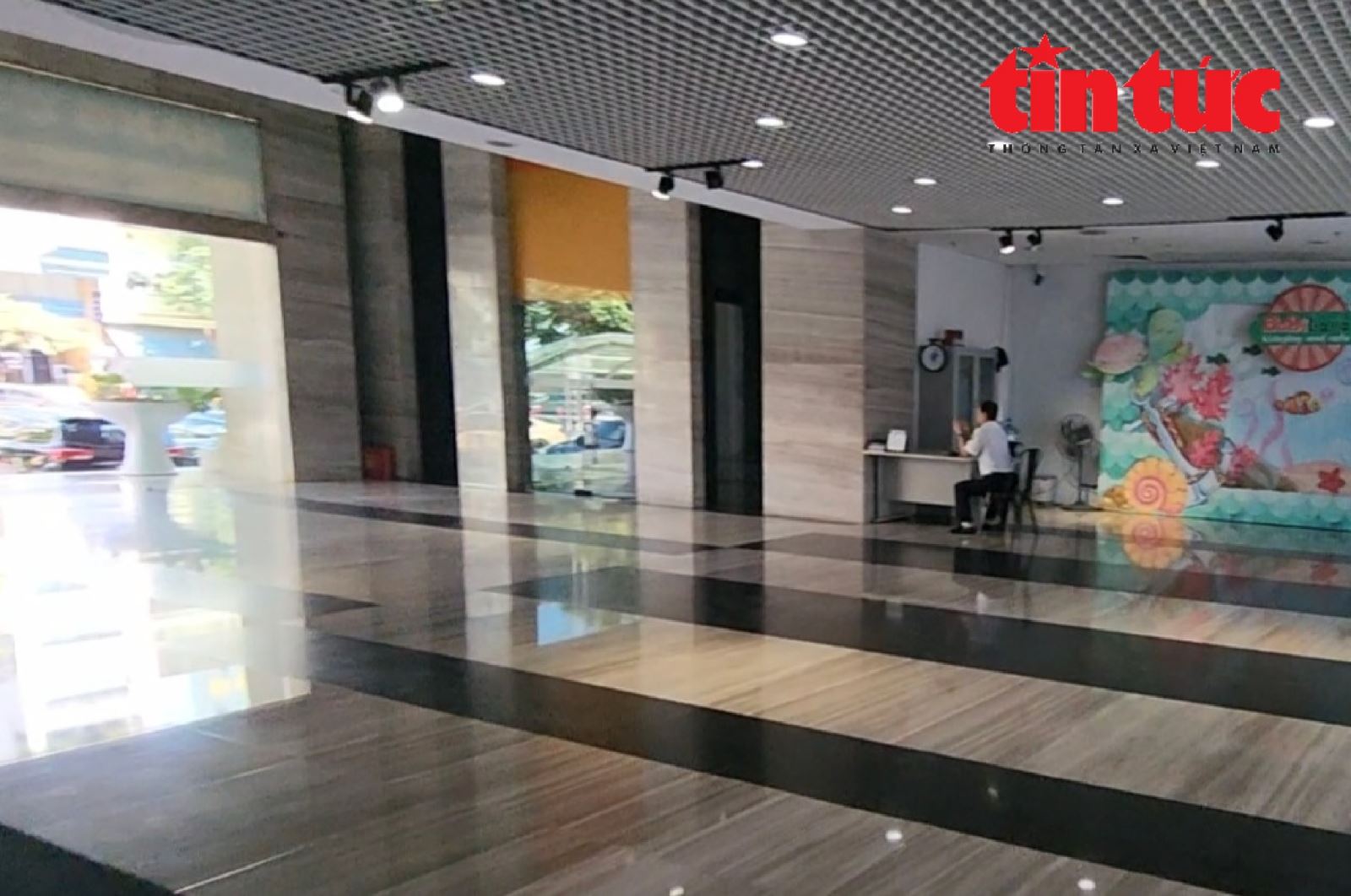 'Kỳ lạ' chợ trung tâm Hà Nội chỉ thấy người bán, không thấy người mua - Ảnh 2.