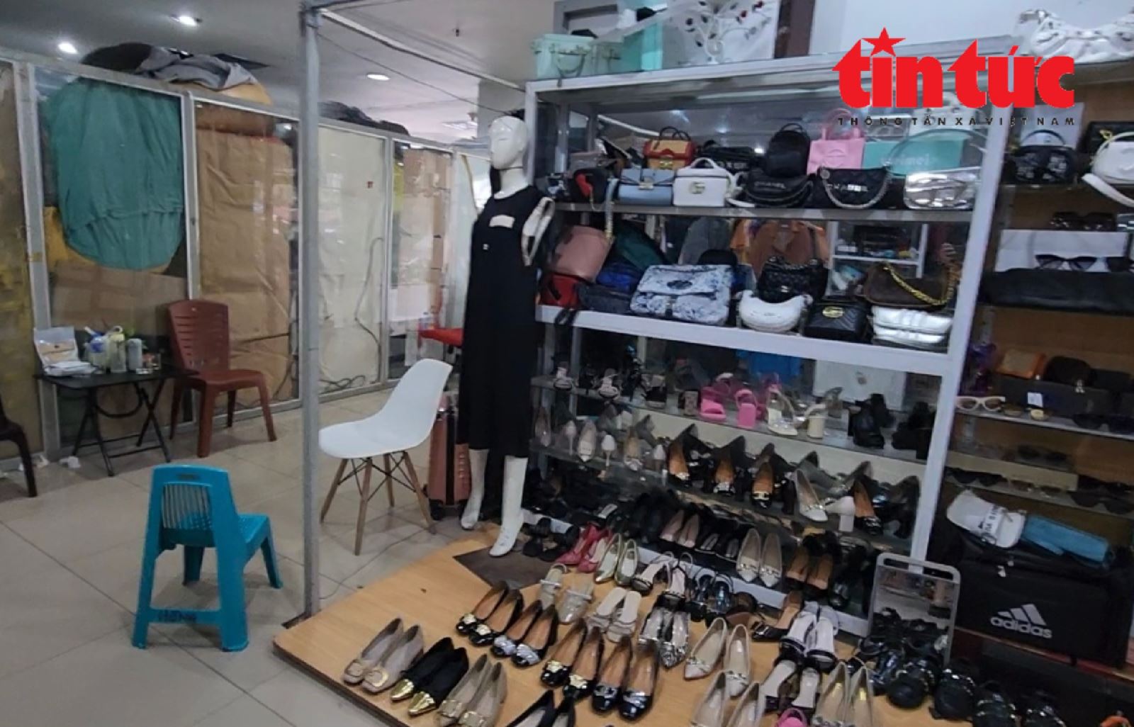 'Kỳ lạ' chợ trung tâm Hà Nội chỉ thấy người bán, không thấy người mua - Ảnh 7.