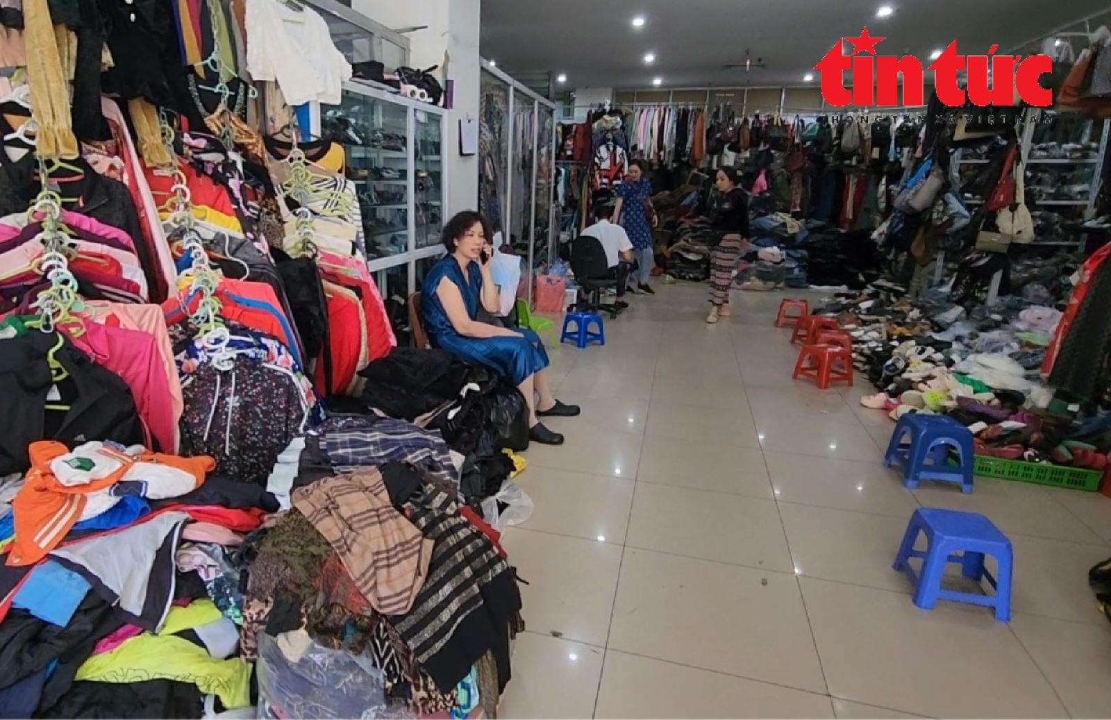 'Kỳ lạ' chợ trung tâm Hà Nội chỉ thấy người bán, không thấy người mua - Ảnh 8.