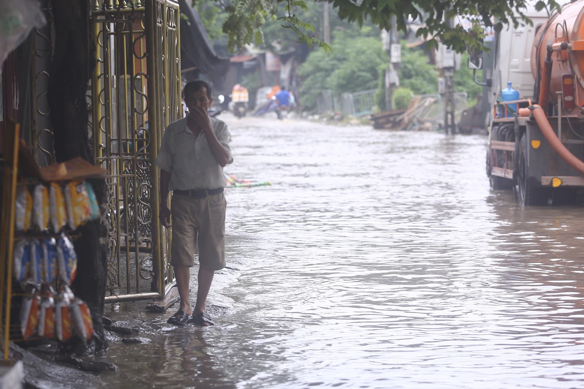 Một con phố ở Thủ đô vẫn chìm trong 'biển nước' sau một ngày mưa lớn - Ảnh 4.