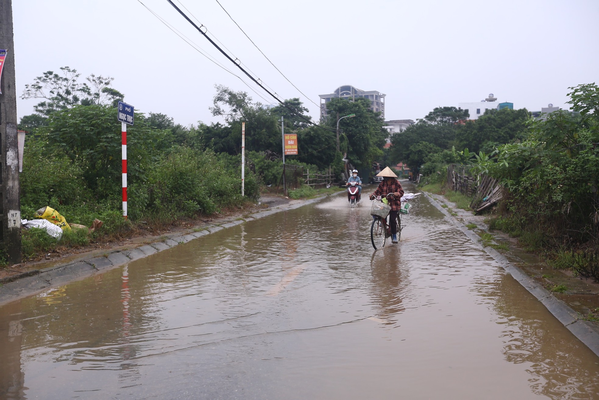 Một con phố ở Thủ đô vẫn chìm trong 'biển nước' sau một ngày mưa lớn - Ảnh 18.