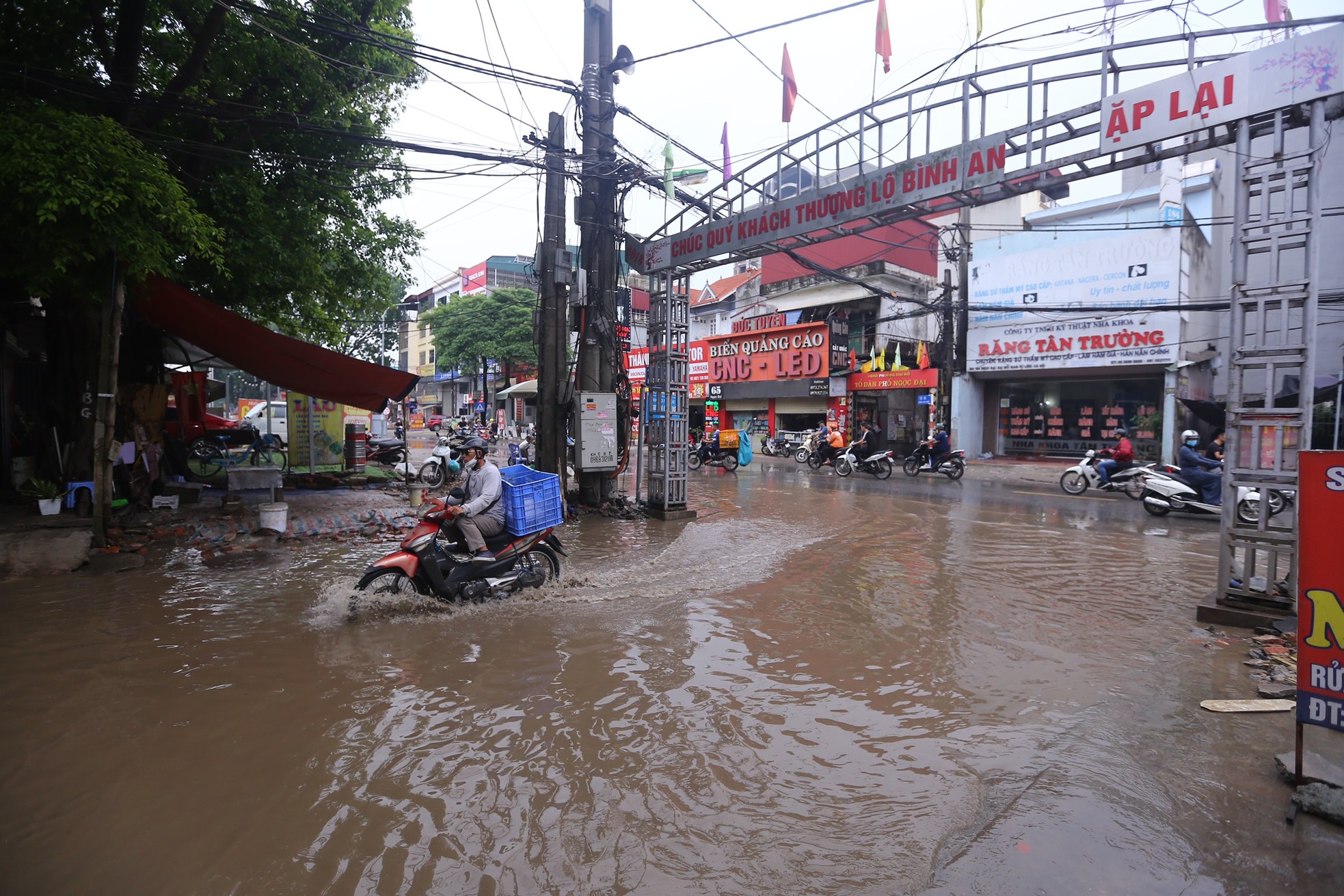 Một con phố ở Thủ đô vẫn chìm trong 'biển nước' sau một ngày mưa lớn - Ảnh 6.