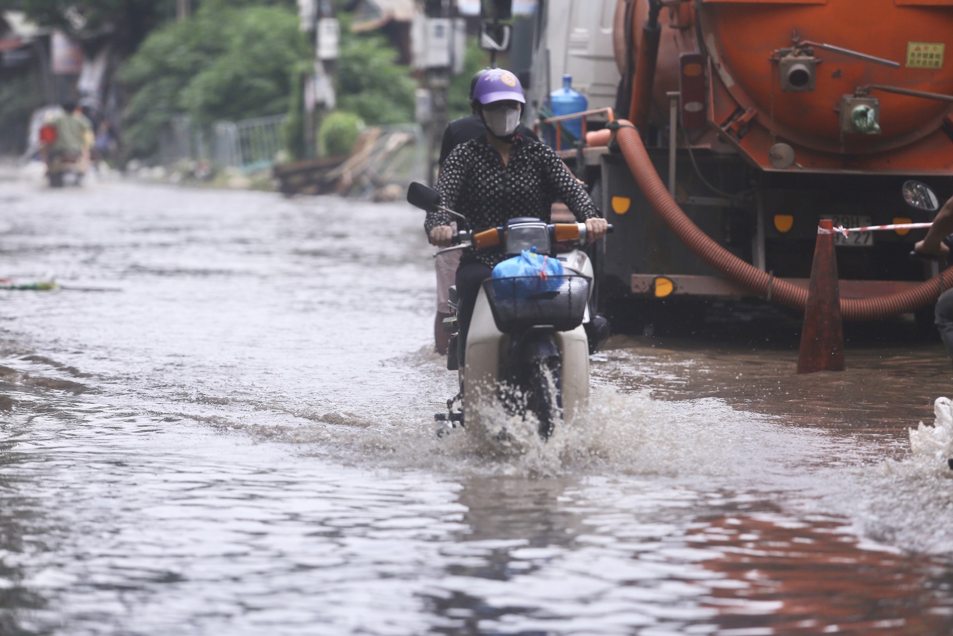 Một con phố ở Thủ đô vẫn chìm trong 'biển nước' sau một ngày mưa lớn - Ảnh 11.