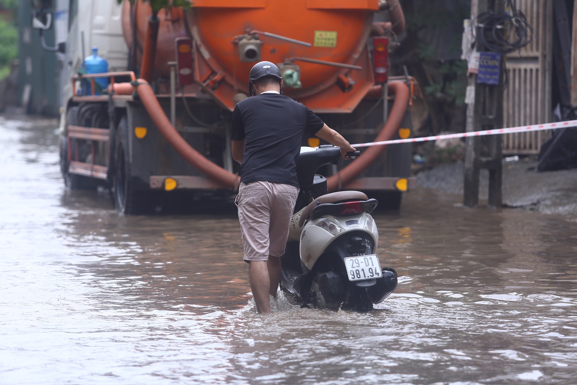 Một con phố ở Thủ đô vẫn chìm trong 'biển nước' sau một ngày mưa lớn - Ảnh 10.