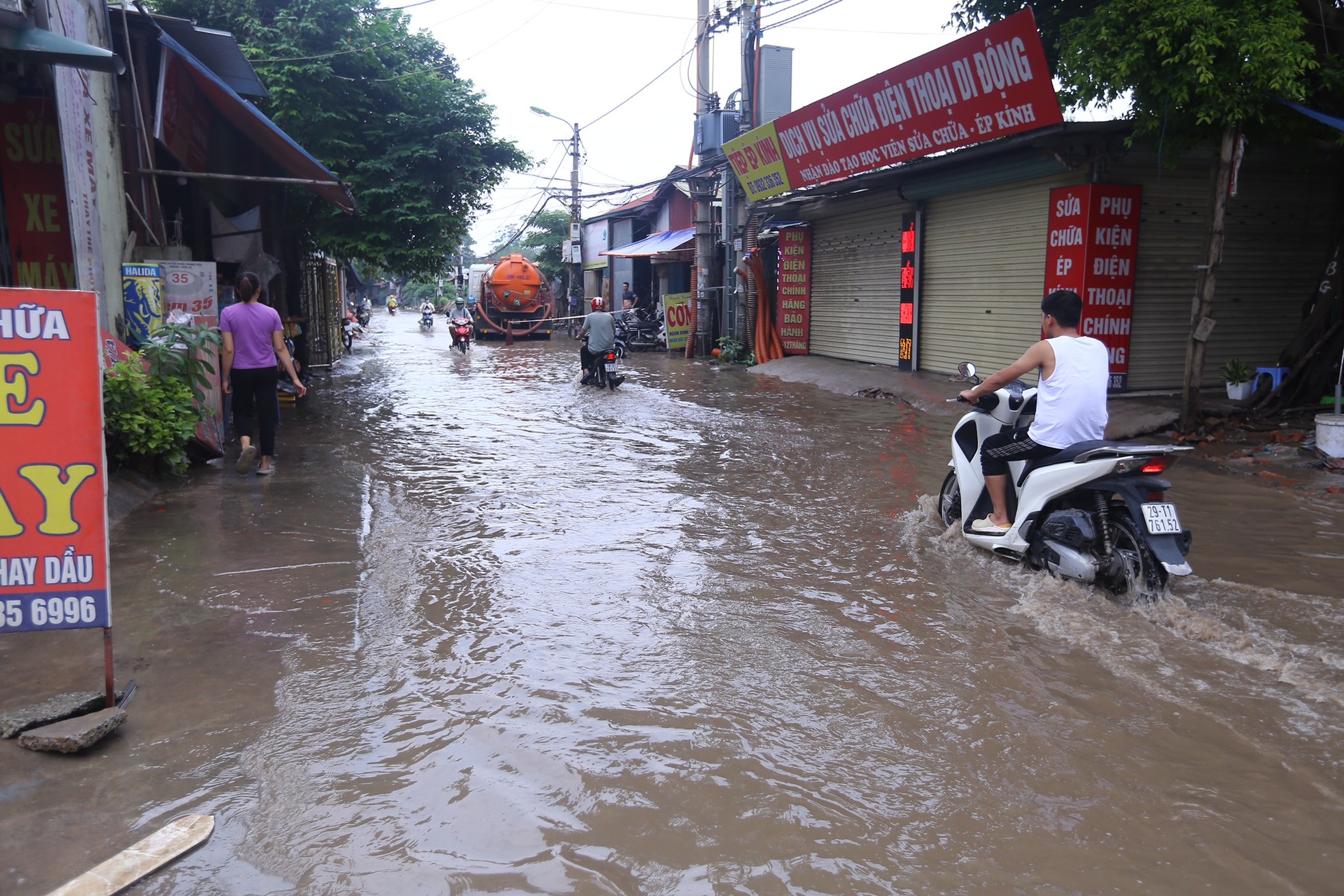 Một con phố ở Thủ đô vẫn chìm trong 'biển nước' sau một ngày mưa lớn - Ảnh 2.