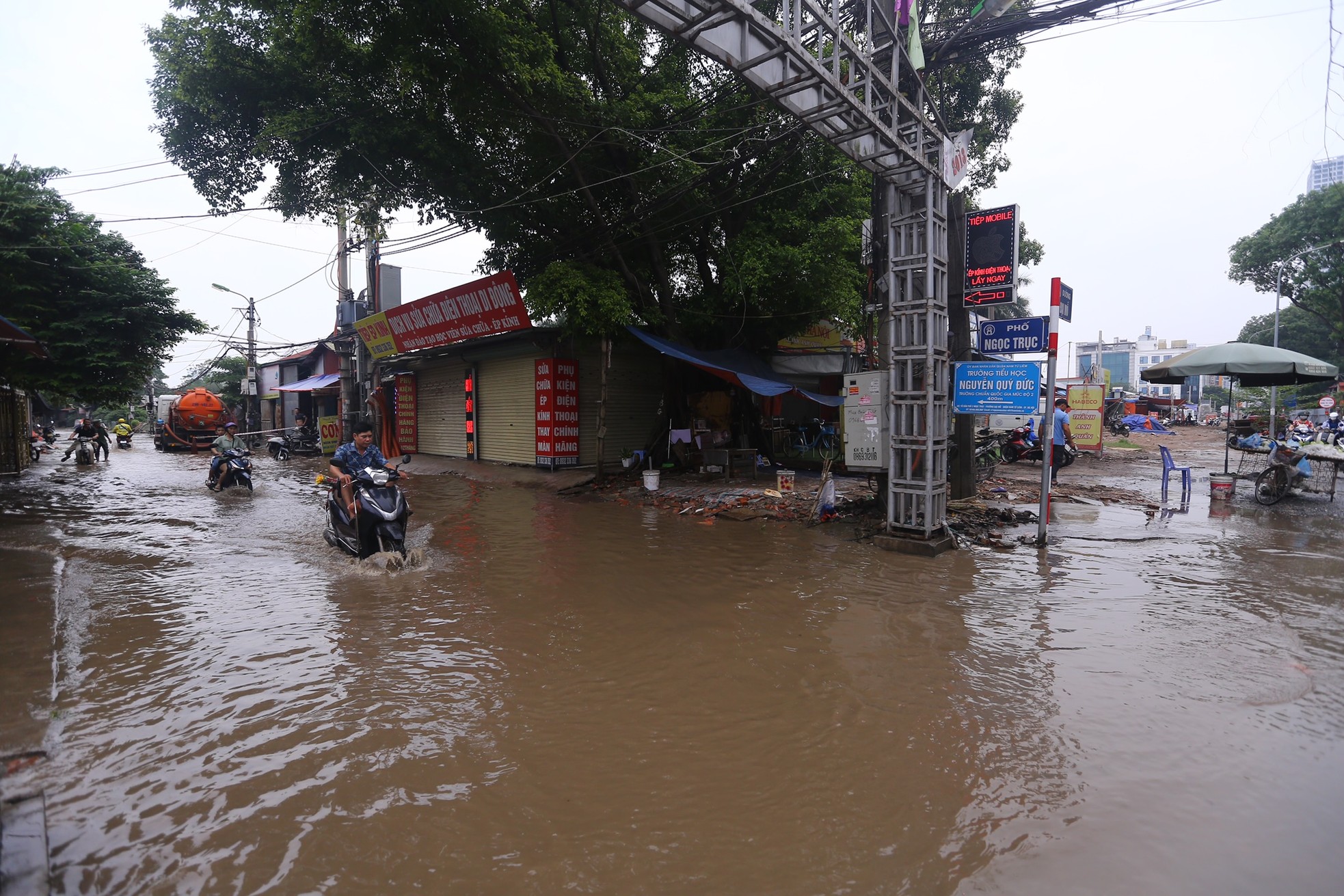 Một con phố ở Thủ đô vẫn chìm trong 'biển nước' sau một ngày mưa lớn - Ảnh 1.