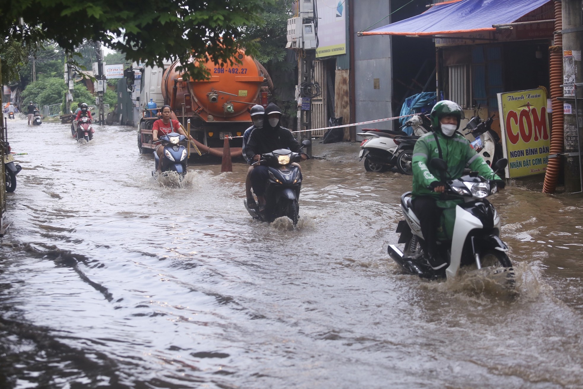 Một con phố ở Thủ đô vẫn chìm trong 'biển nước' sau một ngày mưa lớn - Ảnh 15.