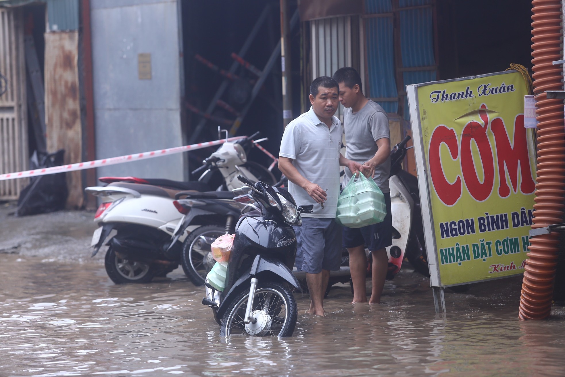 Một con phố ở Thủ đô vẫn chìm trong 'biển nước' sau một ngày mưa lớn - Ảnh 5.