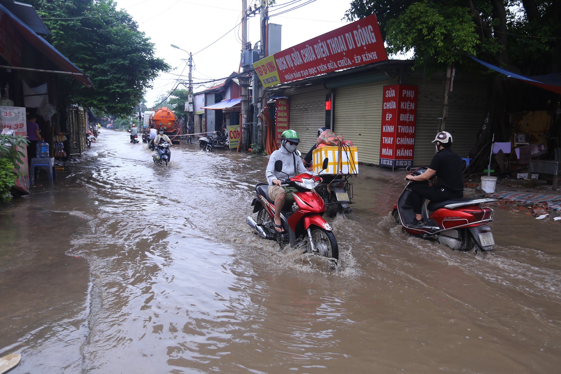 Một con phố ở Thủ đô vẫn chìm trong 'biển nước' sau một ngày mưa lớn - Ảnh 3.