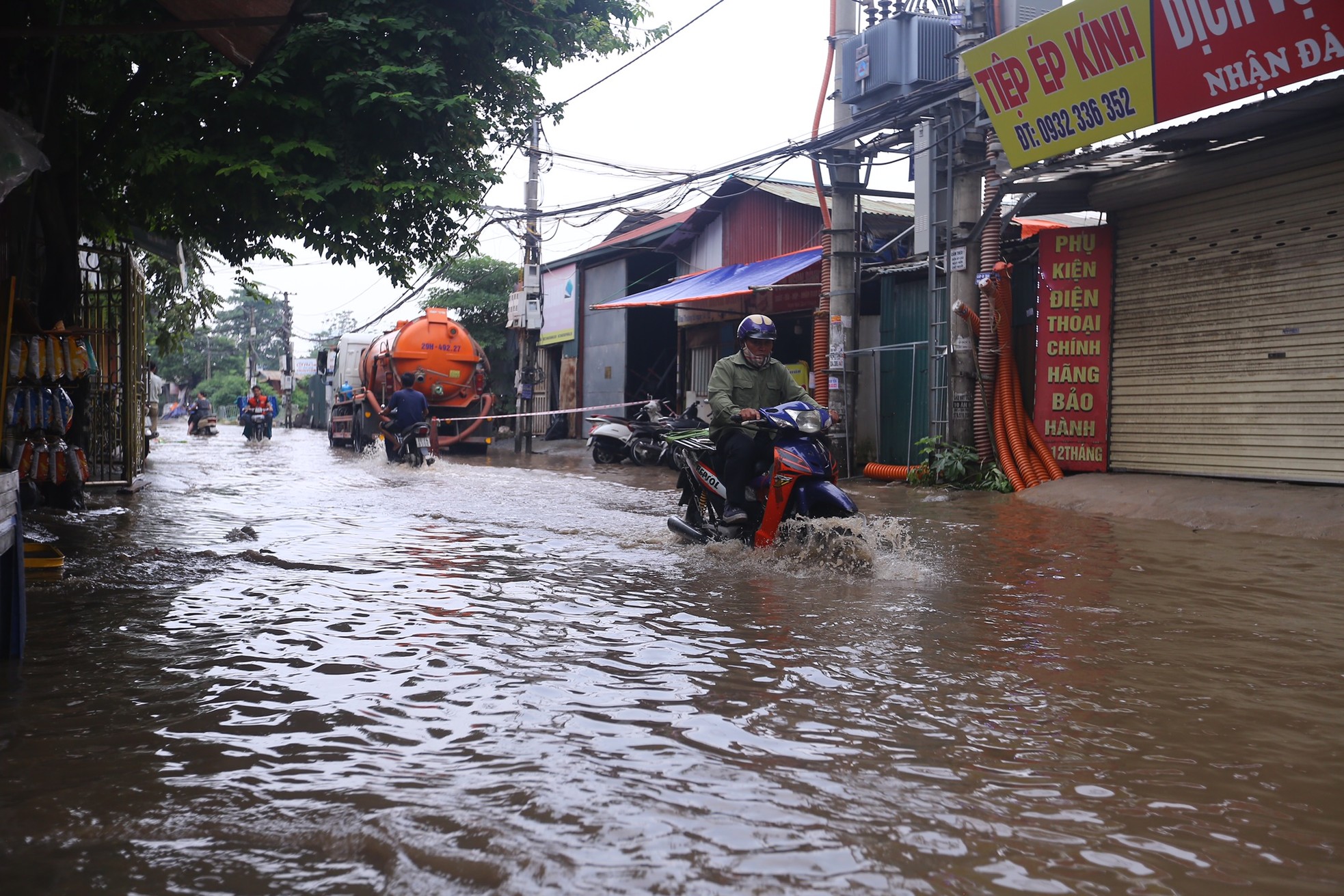 Một con phố ở Thủ đô vẫn chìm trong 'biển nước' sau một ngày mưa lớn - Ảnh 9.