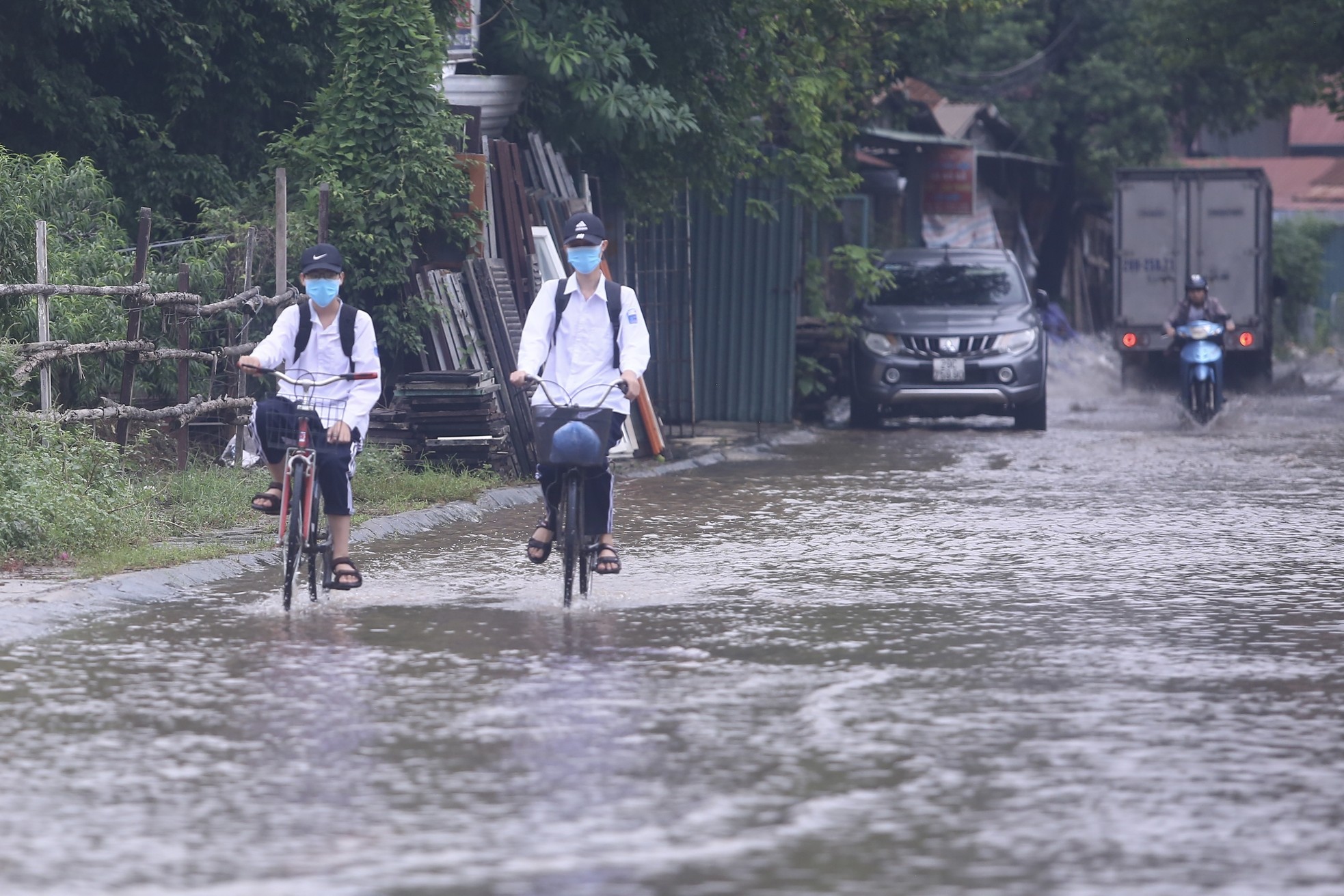Một con phố ở Thủ đô vẫn chìm trong 'biển nước' sau một ngày mưa lớn - Ảnh 16.