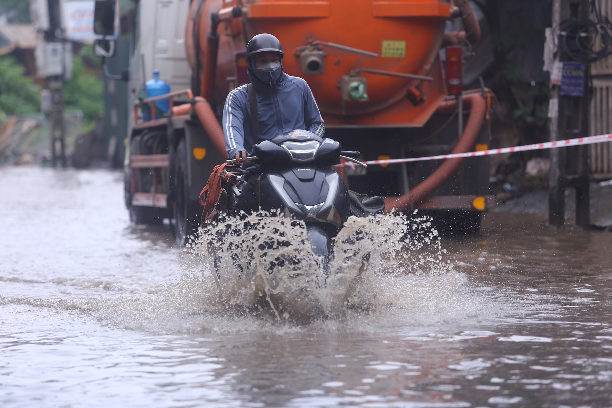 Một con phố ở Thủ đô vẫn chìm trong 'biển nước' sau một ngày mưa lớn - Ảnh 7.
