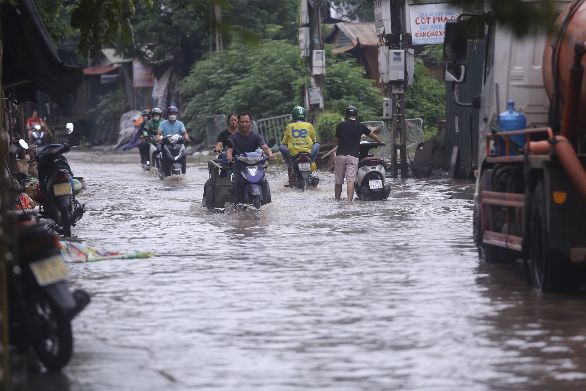 Một con phố ở Thủ đô vẫn chìm trong 'biển nước' sau một ngày mưa lớn - Ảnh 13.