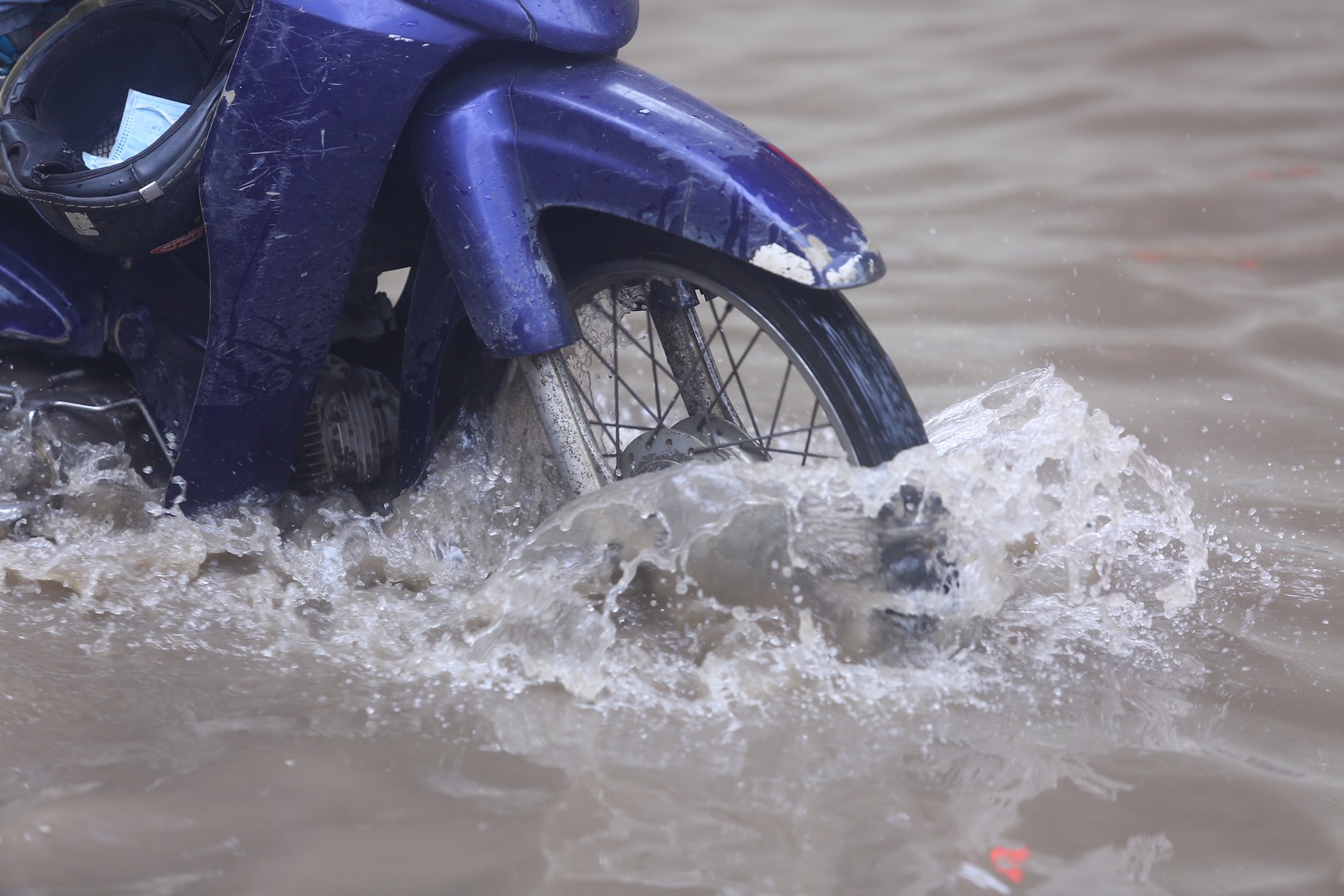 Một con phố ở Thủ đô vẫn chìm trong 'biển nước' sau một ngày mưa lớn - Ảnh 14.