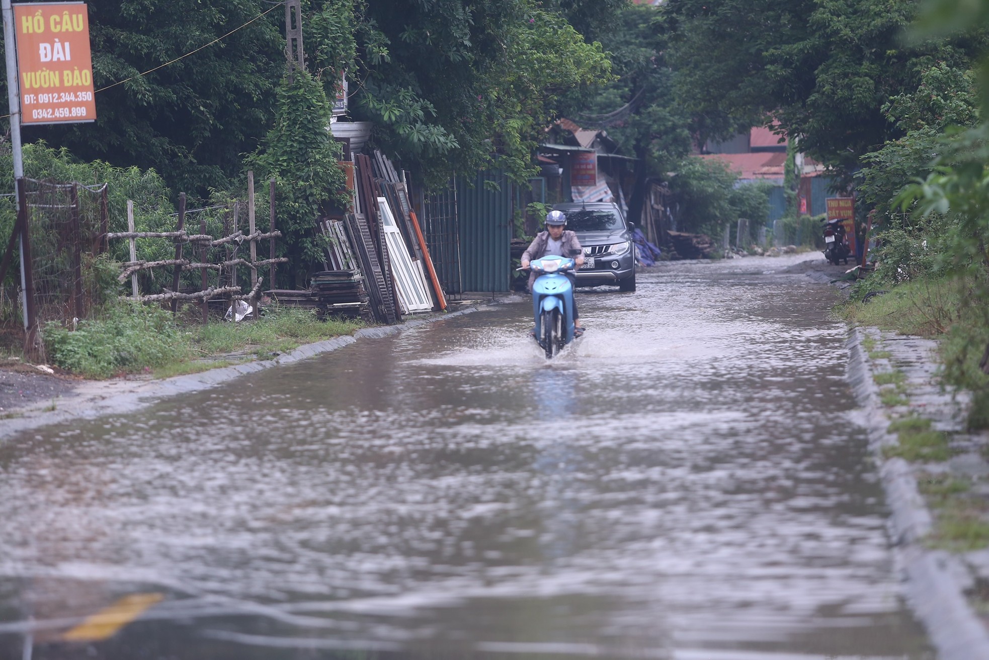 Một con phố ở Thủ đô vẫn chìm trong 'biển nước' sau một ngày mưa lớn - Ảnh 17.