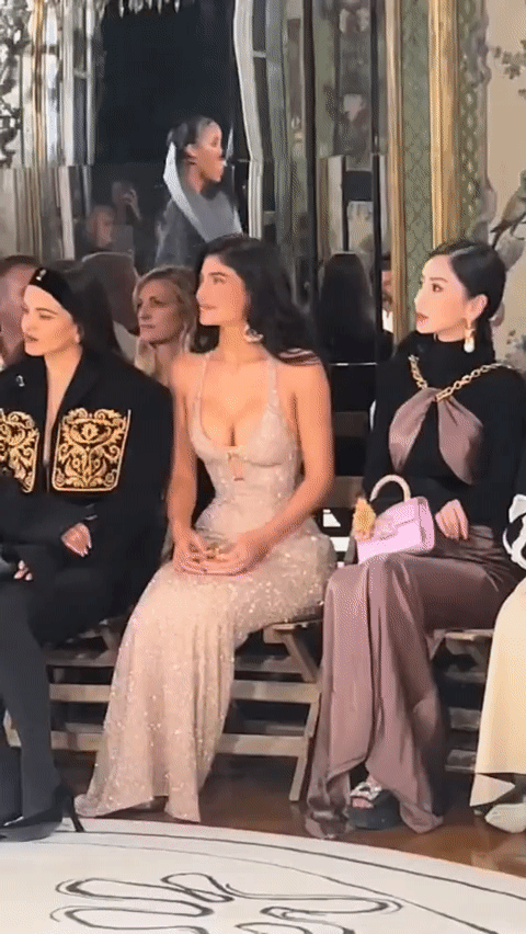 Angela Baby tái xuất Paris Fashion Week với diện mạo lộng lẫy, có bị nhạt nhoà khi “đụng độ&quot; Kylie Jenner? - Ảnh 8.