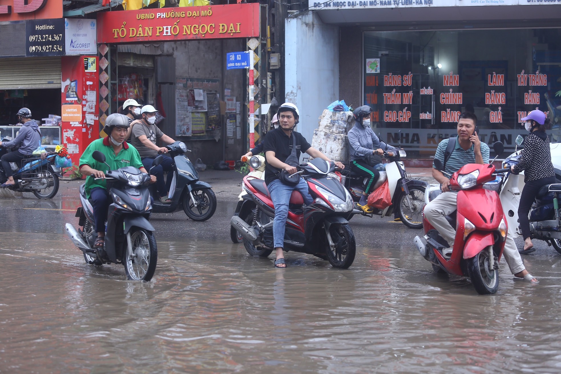 Một con phố ở Thủ đô vẫn chìm trong 'biển nước' sau một ngày mưa lớn - Ảnh 12.