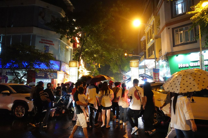 Hà Nội: Bất chấp trời mưa, nhiều người vẫn đổ về Hàng Mã, Phùng Hưng chơi Trung thu - Ảnh 1.