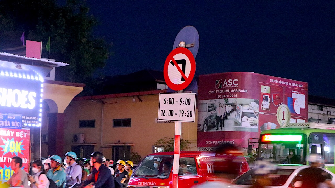 Hà Nội: 'Làm ngơ' biển cấm, người dân xếp hàng dài vi phạm giao thông - Ảnh 1.