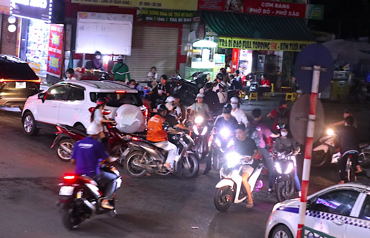 Hà Nội: 'Làm ngơ' biển cấm, người dân xếp hàng dài vi phạm giao thông - Ảnh 4.