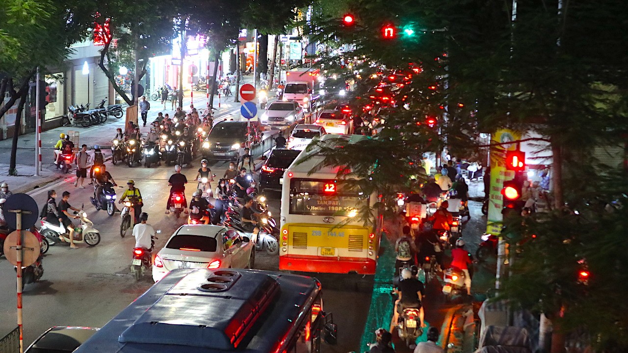 Hà Nội: 'Làm ngơ' biển cấm, người dân xếp hàng dài vi phạm giao thông - Ảnh 2.