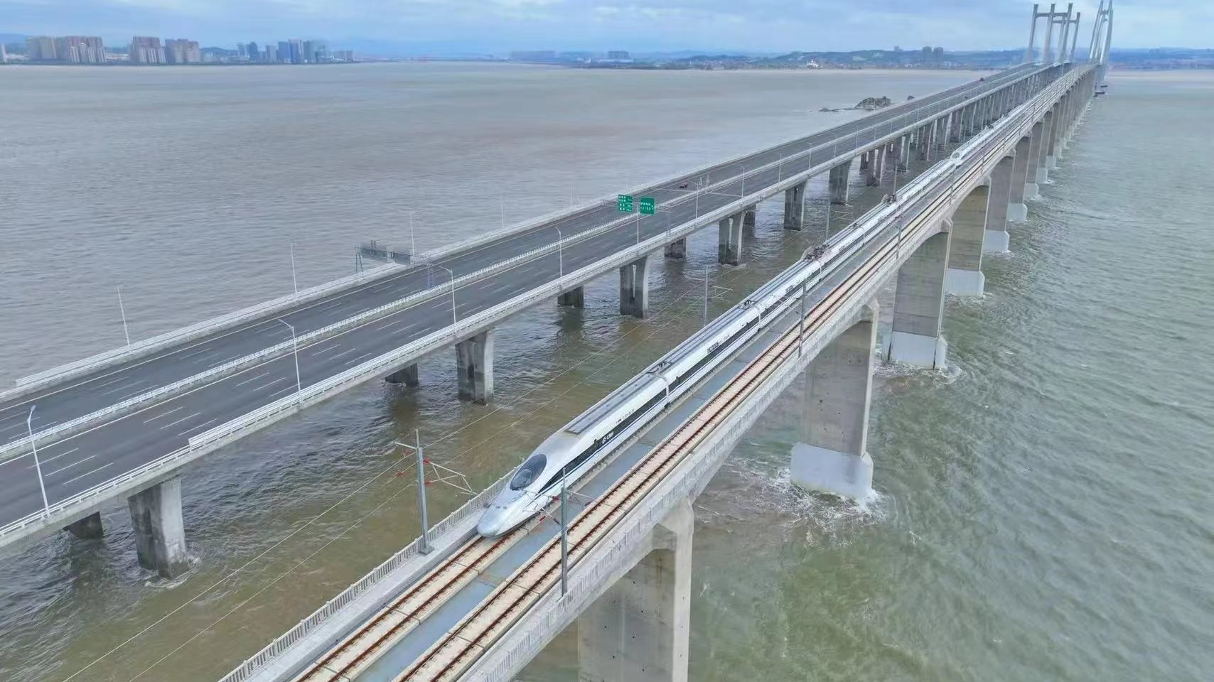 Trung Quốc chính thức chạy thử nghiệm tuyến đường sắt cao tốc vượt biển đầu tiên: Dài hơn 277 km, chỉ 5 năm là hoàn thành lắp đặt, dự kiến đi vào hoạt động trong năm nay - Ảnh 1.