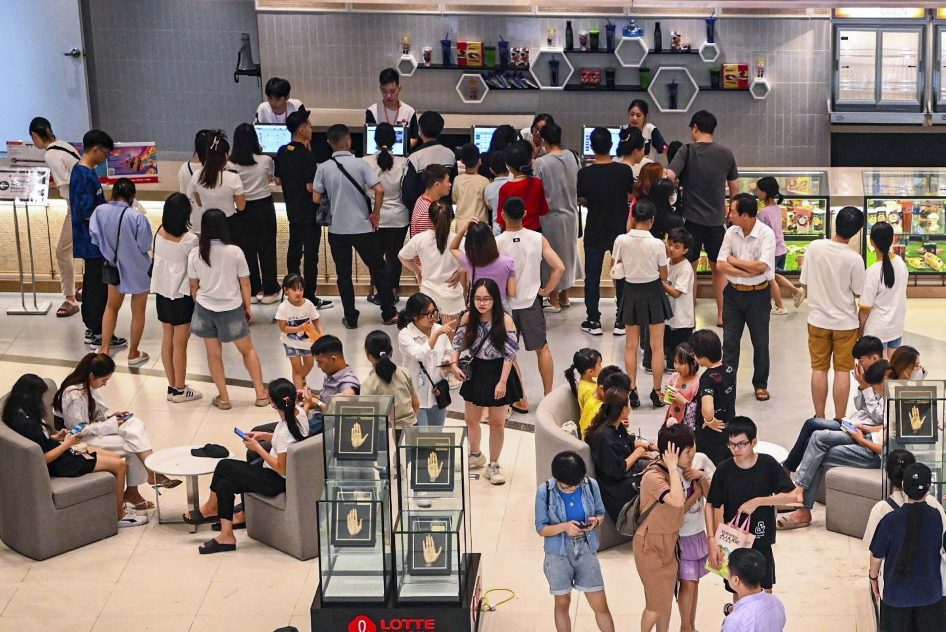 Trung tâm thương mại ở Hà Nội kẹt cứng người dịp nghỉ lễ, xếp hàng gần 40 phút mới mua được vé - Ảnh 5.