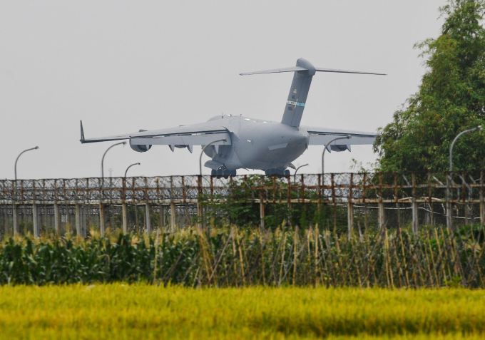 Hai vận tải cơ C-17 &quot;cõng đồ&quot; cho Tổng thống Mỹ liên tiếp hạ cánh xuống Nội Bài sáng nay - Ảnh 3.