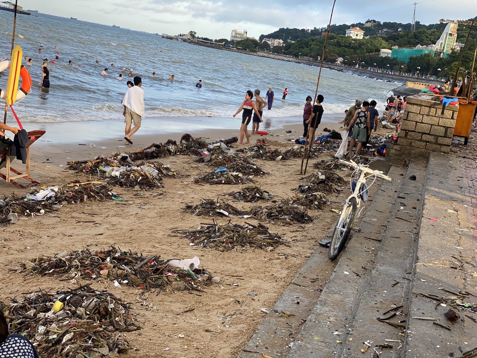 Rác tràn vào bãi biển Vũng Tàu, người dân cùng du khách chung tay thu gom - Ảnh 4.