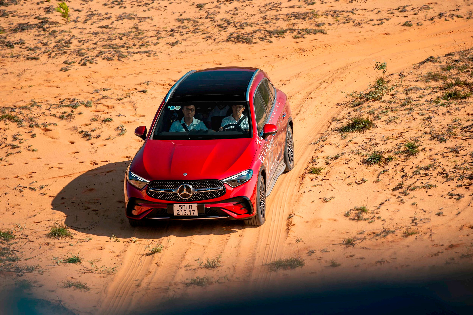 Đem Mercedes-Benz GLC 2023 đi ‘leo’ đồi cát Phan Thiết - Ảnh 2.
