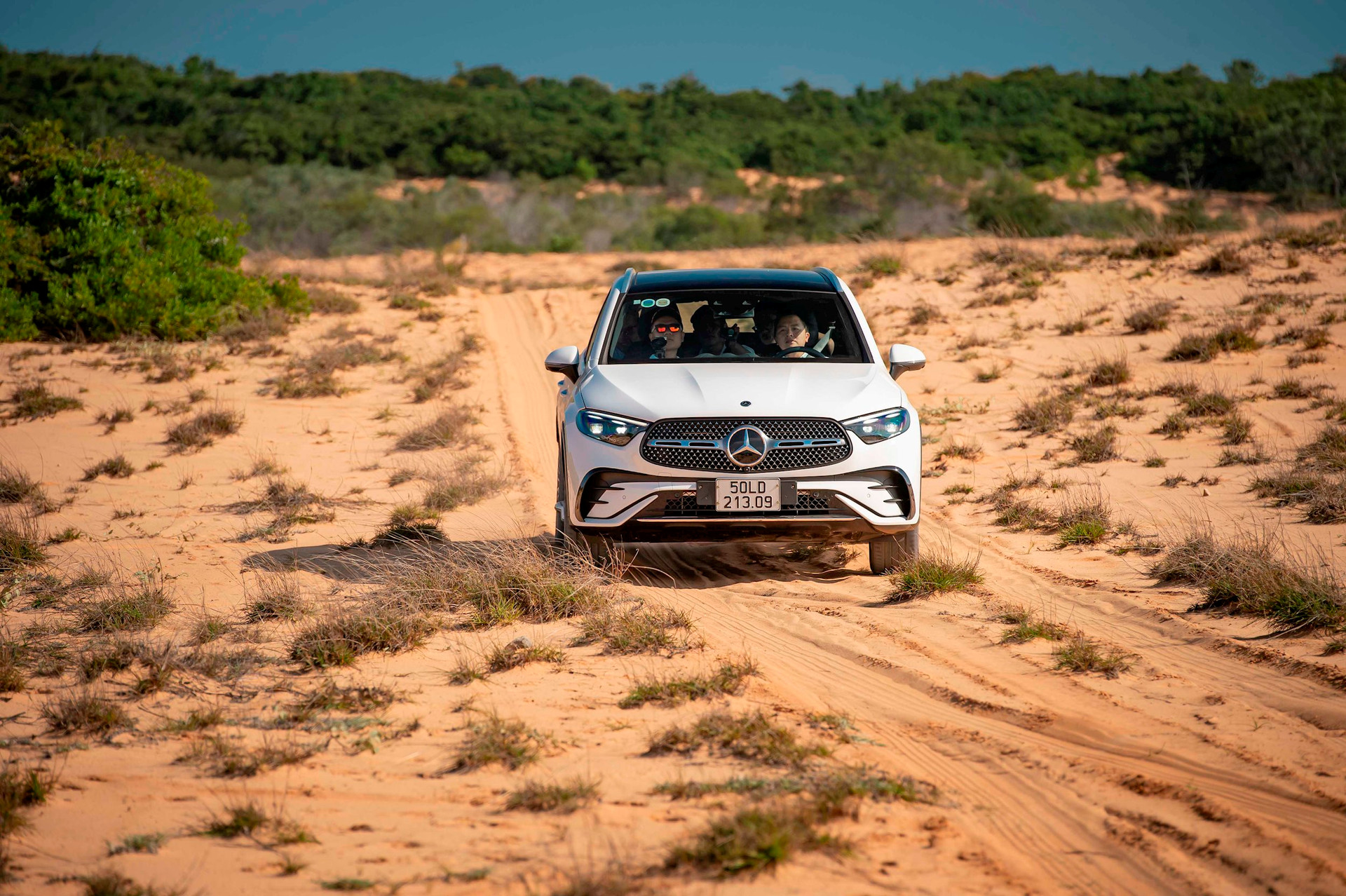 Đem Mercedes-Benz GLC 2023 đi ‘leo’ đồi cát Phan Thiết - Ảnh 4.