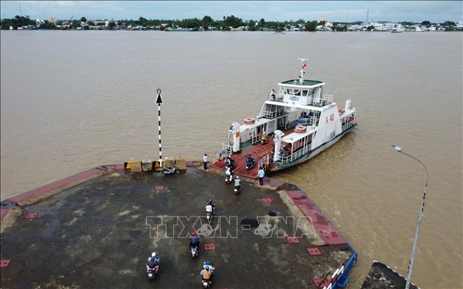 Phà Vàm Cống tấp nập người qua lại sau 4 năm dừng hoạt động - Ảnh 1.