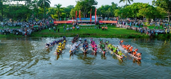Sông Hương ken đặc người xem lễ hội đua thuyền mừng Quốc khánh 2/9 - Ảnh 2.