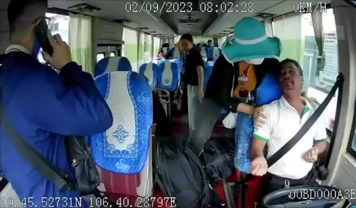Khoảnh khắc tài xế đột quỵ trên chuyến xe về Bình Thuận, hành khách gọi cấp cứu - Ảnh 2.