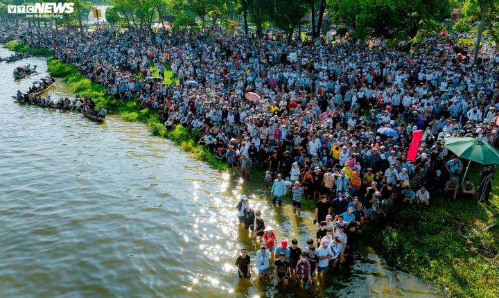 Sông Hương ken đặc người xem lễ hội đua thuyền mừng Quốc khánh 2/9 - Ảnh 1.