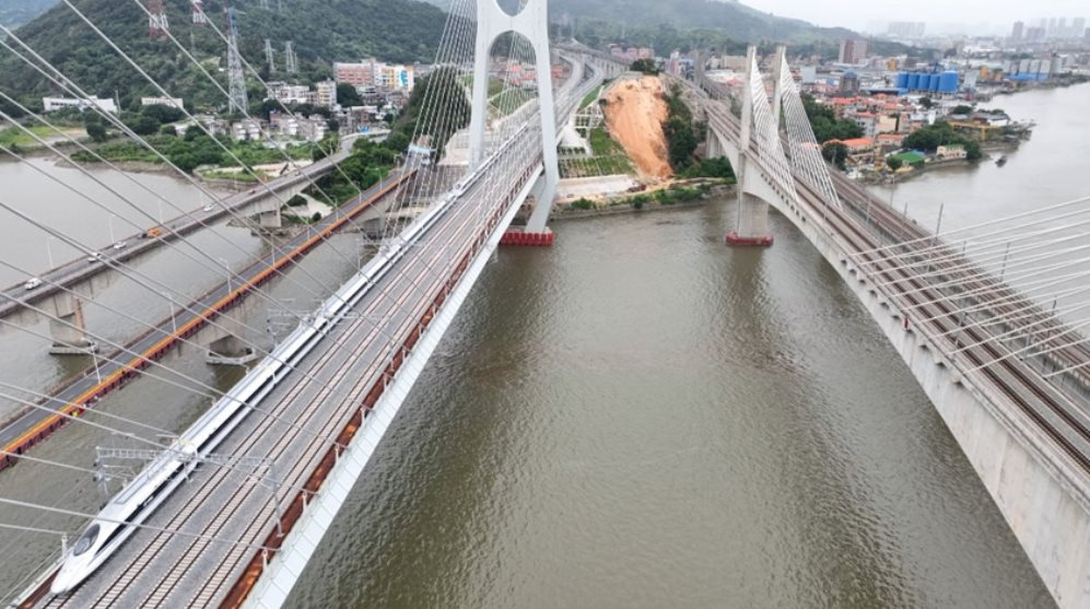 Trung Quốc chính thức chạy thử nghiệm tuyến đường sắt cao tốc vượt biển đầu tiên: Dài hơn 277 km, chỉ 5 năm là hoàn thành lắp đặt, dự kiến đi vào hoạt động trong năm nay - Ảnh 3.
