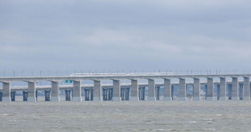 Trung Quốc chính thức chạy thử nghiệm tuyến đường sắt cao tốc vượt biển đầu tiên: Dài hơn 277 km, chỉ 5 năm là hoàn thành lắp đặt, dự kiến đi vào hoạt động trong năm nay - Ảnh 2.