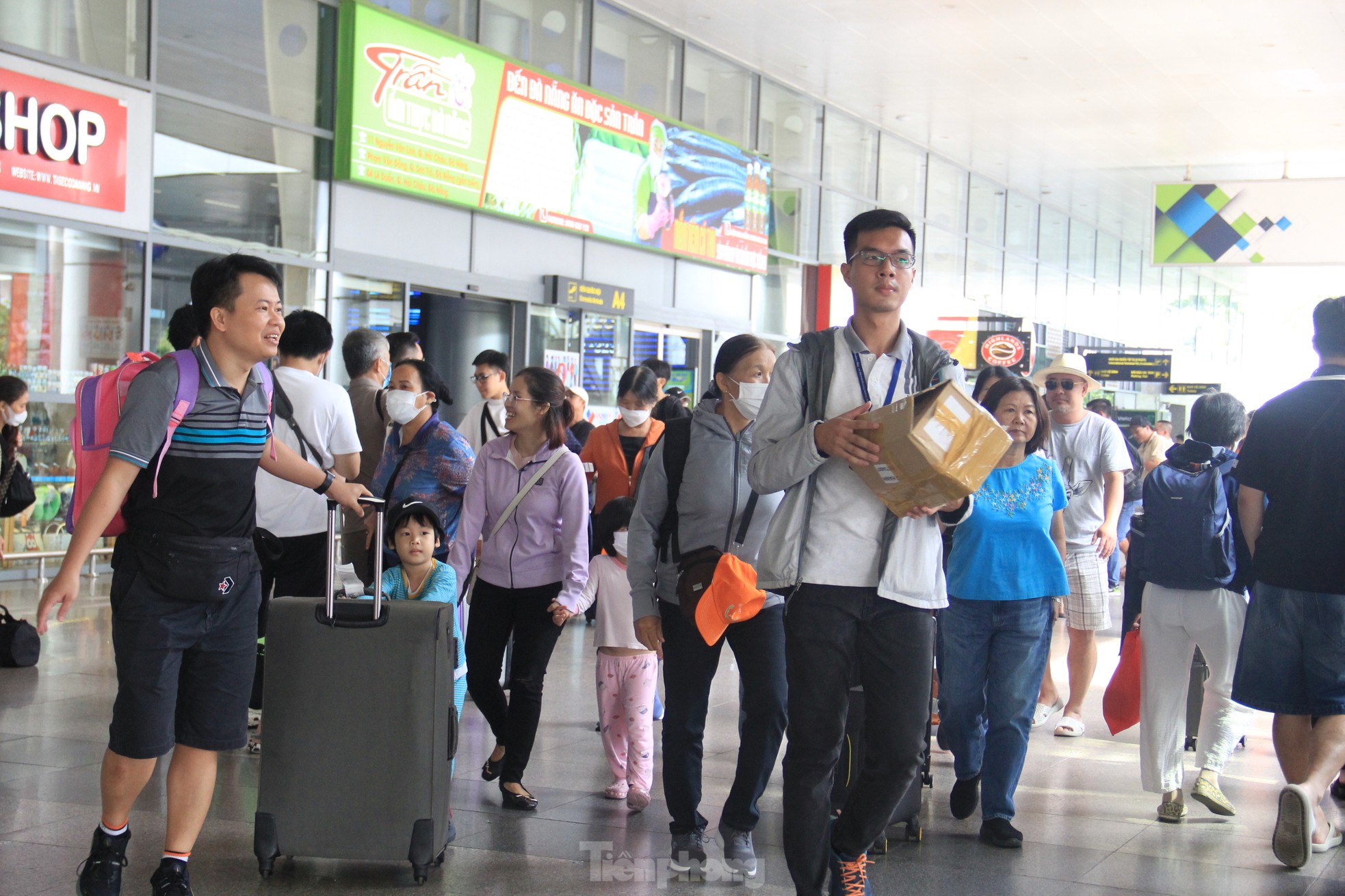 Khách du lịch nườm nượp đến Đà Nẵng, cao hơn cả trước đại dịch - Ảnh 11.
