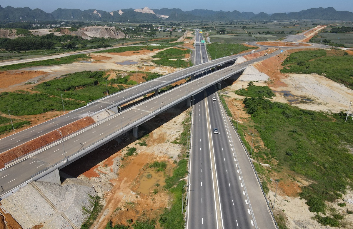 Choáng ngợp tuyến đường Đông - Tây 23 km tiêu tốn gần 2.000 tỉ đồng ở Ninh Bình - Ảnh 1.