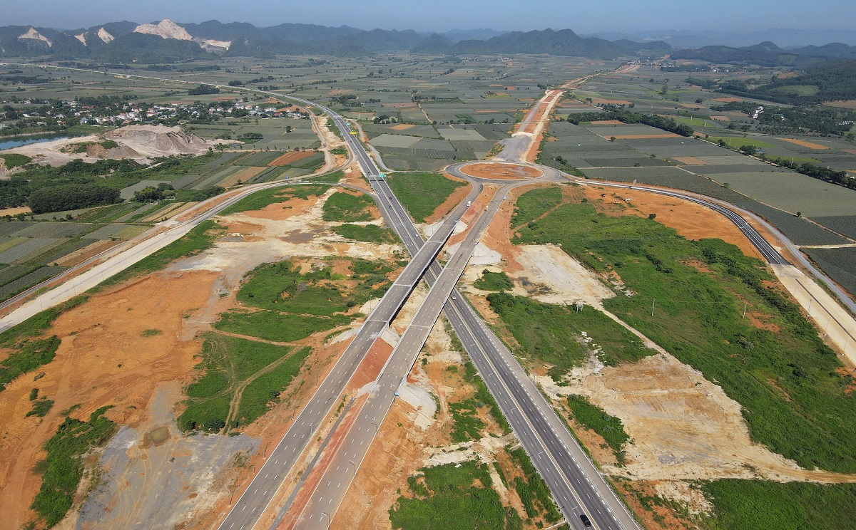 Choáng ngợp tuyến đường Đông - Tây 23 km tiêu tốn gần 2.000 tỉ đồng ở Ninh Bình - Ảnh 14.