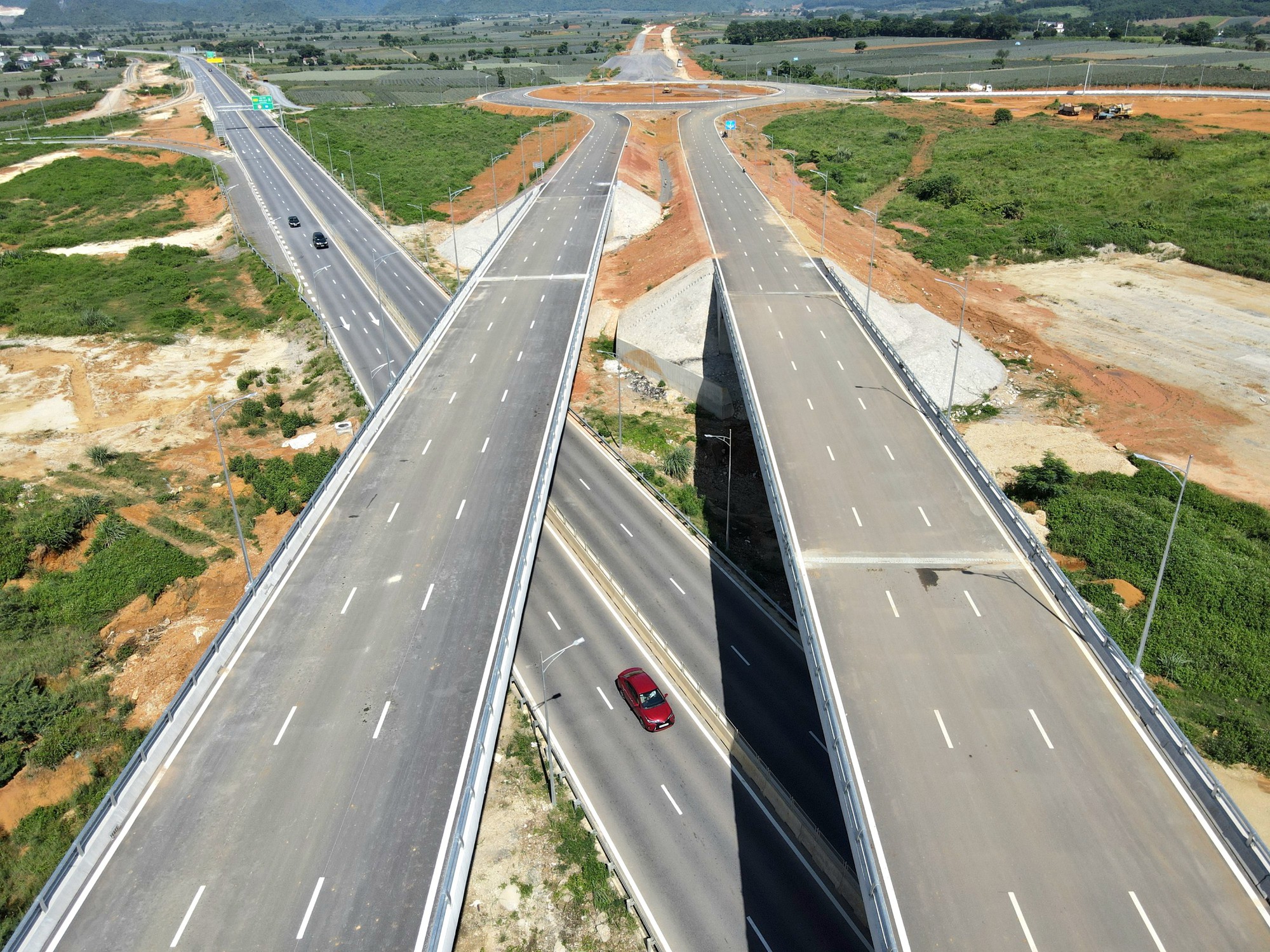 Choáng ngợp tuyến đường Đông - Tây 23 km tiêu tốn gần 2.000 tỉ đồng ở Ninh Bình - Ảnh 7.